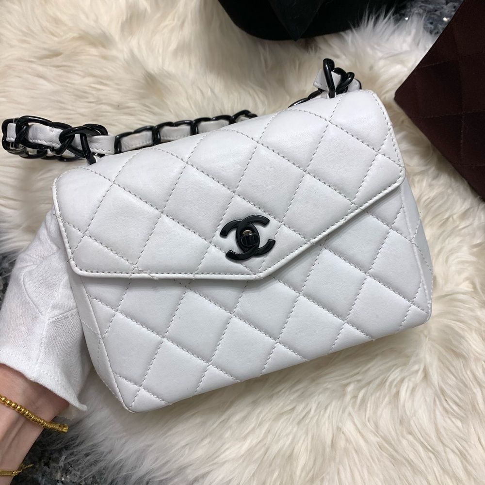 Vintage Chanel black and white resin chain lambskin handle chain bag